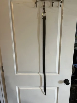 Cinturón con hebilla Trafalgar de gamuza negra y dorada  Foto 1 de 4