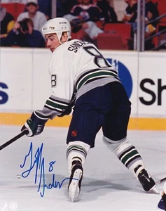 FOTO 8 X 10 FIRMADA POR HARTFORD WHALERS GEOFF SANDERSON con certificado de autenticidad - Imagen 1 de 1