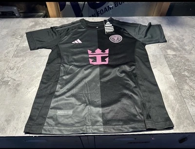 Conjunto de camiseta y pantalones cortos Inter Miami Messi #10 para niños nuevo con etiquetas - negro y rosa - talla 26 Foto 1 de 4