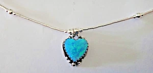Dije de corazón de ópalo de laboratorio azul de plata de ley de 16" en cadena de plata líquida y cuentas - Imagen 1 de 5