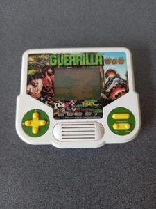 Juego Electrónico Raro Guerrilla War - Tiger Electronics 1988 - MODELO YENO !!! - Imagen 1 de 11