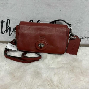 Coach Bleecker Penny Umhängetasche rot Leder Drehverschluss neu mit Etikett (einige Abnutzungsspuren) - Bild 1 von 16