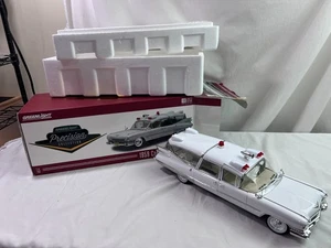 1/18 scale GREENLIGHT 1959 CADILLAC AMBULANCE WHITE - Picture 1 of 21