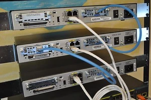 Cisco CCENT CCNA CCNP LAB KIT 3x Cisco 1841 256/64 iOS 15.1 2x 2960-24 iOS 15.0 - Foto 1 di 5