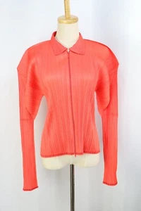 PLEATS PLEASE rote Jacke mit Reißverschluss vorne ISSEY MIYAKE 166 9117 - Bild 1 von 6