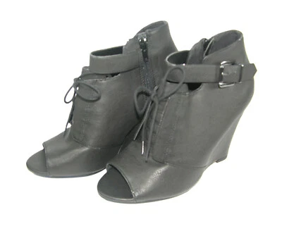 XOXO Bayle Negro Talla 8 Peep Toe Imitación Cuero Cuña Shooties Foto 1 de 4