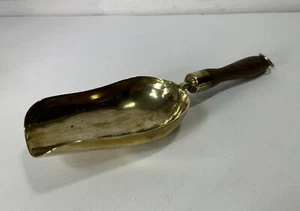 BEAUTIFUL VINTAGE 13" POLISHED BRASS CANDY GRAIN FEED STORE SCOOP W/ WOOD HANDLE - Picture 1 of 6