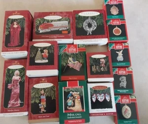 Lotto 14 pezzi ornamenti segni distintivi anni '90 miniature Scarlett Monroe posta Lionel - Foto 1 di 5