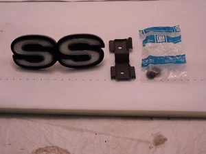1973 1974 Chevy NOVA SS Grill Emblem NOS GM 6258813 SUPER SPORT - Foto 1 di 3