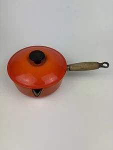 Le Creuset 18 Cacerola y Tapa Naranja con Mango de Madera Hierro Fundido - Imagen 1 de 10