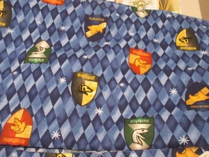 Difícil de encontrar Spring Industries Harry Potter CRESTA DE HOGWARTS 9197 *Tímido 3 yardas* - Imagen 1 de 2