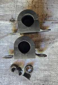 Nissan 300ZX Z31 Rear SWAY BAR Stabilizer STRAP BRACKET MOUNTS - Picture 1 of 2