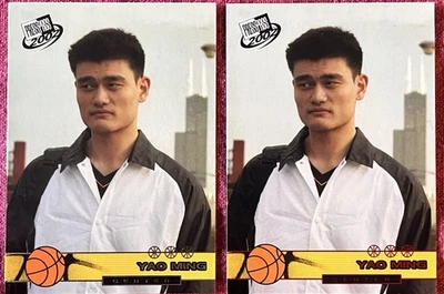 (2) Pase de prensa Yao Ming (RC) 2002 variaciones rojas y plateadas - Salón de la fama Foto 1 de 2
