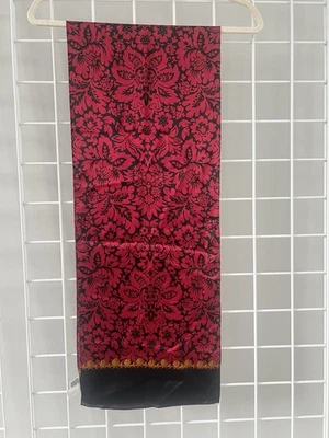 Bufanda rectangular de seda Talbots negra roja dorada Foto 1 de 4