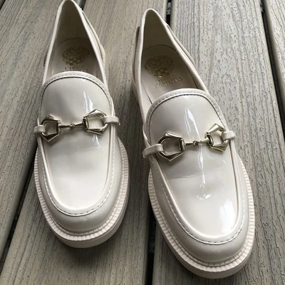 Mocasín VINCE CAMUTO Elpia charol alto brillo crema sin cordones talla 9M precio de venta sugerido por el fabricante 110 USD Foto 1 de 4