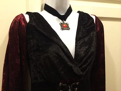 CALIFORNIA COSTUME Adult Vampiress Renaissance Princess Halloween - Sz M - Image 1 of 4