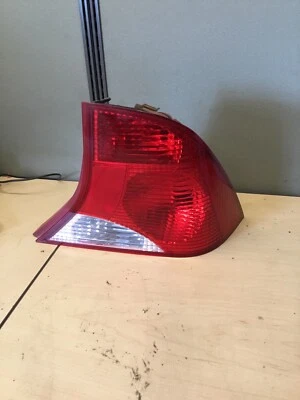 Ford Focus Sedán 2000-2004 freno trasero giro luz trasera lámpara lado pasajero OEM Foto 1 de 3