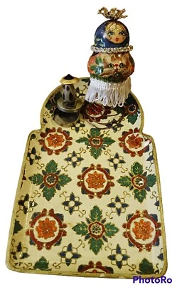 Bandeja de baratija de medios mixtos ensamblaje de arte popular único en su clase, cabeza de muñeca de anidación reciclada Foto 1 de 4