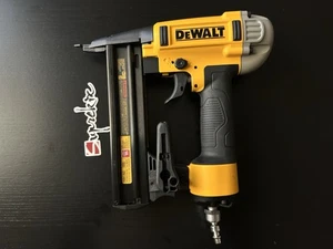 Neumático DEWALT calibre 18 1/4 pulg. Grapadora con cable Crown DWFP1838 - Imagen 1 de 9