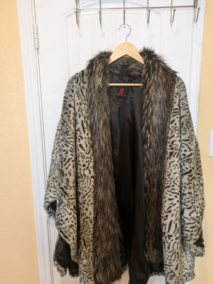 Capa de piel sintética con estampado de leopardo Adrienne Landau Foto 1 de 4