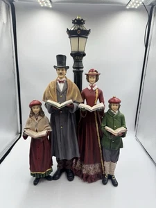Crackerbarrel Dickens Weihnachten Familie Carolers mit LED Lampenmast 20" hoch mit Box - Bild 1 von 24