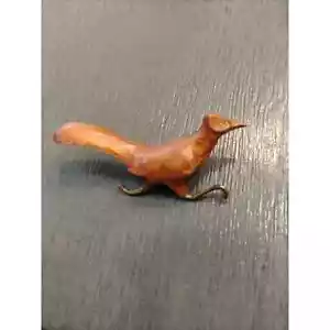 WOOD CARVED ROADRUNNER BROOCH WITH YELLOW GLASS EYE AND BRASS LEGS - CUTE! - Picture 1 of 3