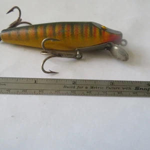 FISHING LURE UNKNOWN 3½" VINTAGE WOOD MINNOW GREEN BACK SCALES & YELLOW BELLY - Picture 1 of 4