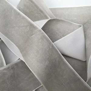 Cinta de terciopelo gris pálido borde ordenado boda costura Pascua artesanía Navidad 1 yarda - Imagen 1 de 5