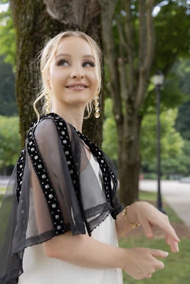 Nueva cápsula con cuentas de terciopelo adornada con cizalla Saachi de $290 Foto 1 de 4