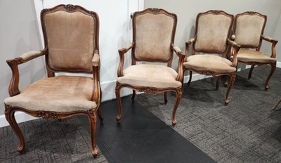 Sillones italianos tallados Chateau d'Ax cabezas de uñas de latón, tapicería de gamuza - Juego de 4 Foto 1 de 4