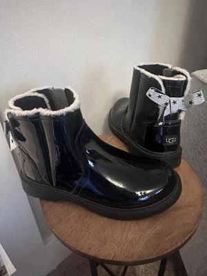 Botas de Invierno UGG Lynde Niños Talla 3 Negro Charol Cremallera Arcos Plateados Estrellas Foto 1 de 4