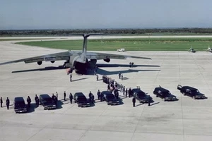 Neu 5x7 NASA Foto: Hearses liniert für Space Shuttle Challenger Astronauten, 1986 - Bild 1 von 1