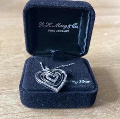 ENVÍO GRATUITO R. H. Macy’s Bridge Collar Diamante Forma Corazón Usado -NUEVO CON ETIQUETAS Foto 1 de 4