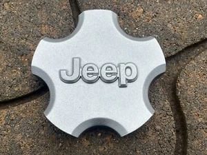 JEEP CHEROKEE GRAND CHEROKEE OEM WHEEL CENTER CAP SILVER 5HF52TRMAA 2000-2005 - Picture 1 of 2