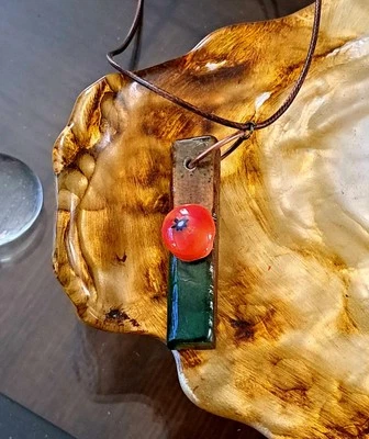 Collar colgante de madera y acrílico con centro de vidrio naranja Foto 1 de 4