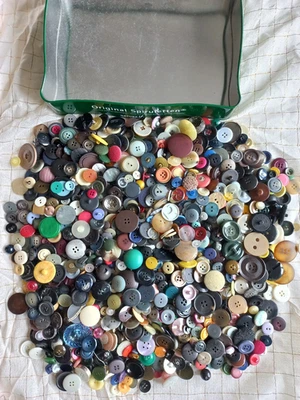 Knöpfe Konvolut Basteln bunte Mischung 1,3 Kilo älter und gebraucht - Bild 1 von 3