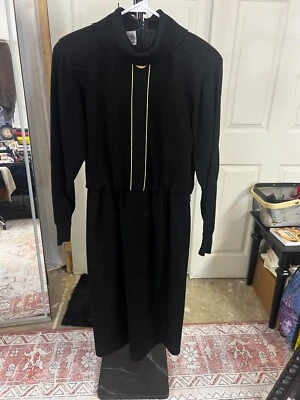 Vestido negro vintage de lana de los años 40 con cuello Peter Pan con ribete dorado de Jonathan Logan Foto 1 de 4