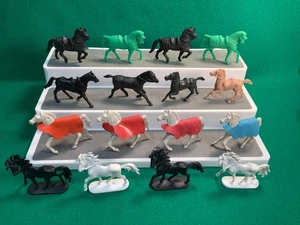VINTAGE LOT OF 16 SOFT PLASTIC HORSES ABOUT 54MM SCALE - Picture 1 of 11