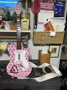 Manette sans fil Pelican Pink Aly & AJ Guitar Hero UNIQUEMENT - FONCTIONNE - Photo 1/5