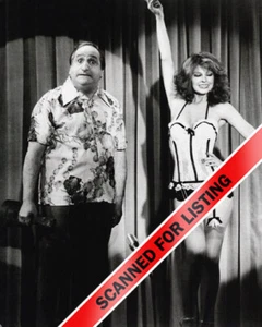 ELVIRA CASSANDRA PETERSON en programa de televisión Happy Days con foto Al 8x10 #508 - Imagen 1 de 1