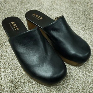 Zueco ABLE Alyssa Mujer Talla 10.5 M Negro Cuero Napa 2" Tacón Madera Hecho en Brasil - Imagen 1 de 13