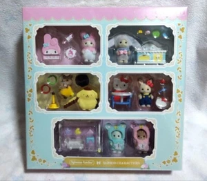Set mobili Sylvanian Families x Sanrio Baby Hello Kitty Cinnamoroll Giappone NUOVO - Foto 1 di 8