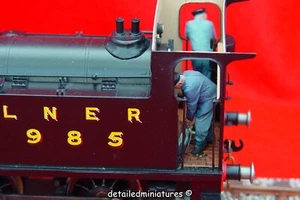 DETAILED MINIATURES DM399 PAINTED O GAUGE 1/43RD FIGURE - FIREMAN & SHORT SHOVEL - Picture 1 of 6