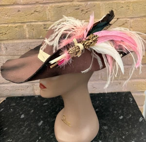 Sombrero pirata caballero mosquetero envejecido marrón plumas renacentistas 57 cm (44) - Imagen 1 de 8