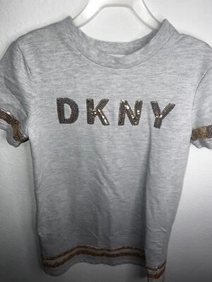 Niñas DKNY Vestido Camiseta Gris Con Letras Doradas y Ribete Talla 7 Foto 1 de 4