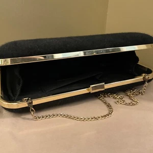 Bolso sin asas de noche de terciopelo negro de metal tono dorado generación BCBG 11,5 x 7,5 x 2,5 - Imagen 1 de 3