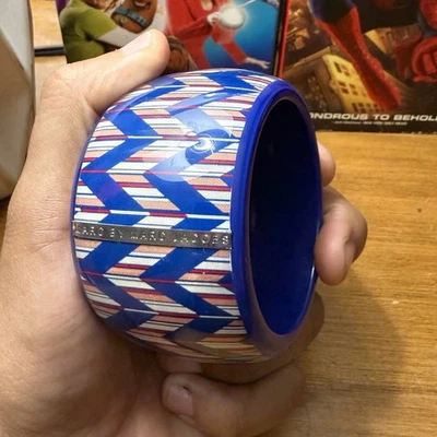 Pulsera brazalete Marc by Marc Jacobs azul y rojo Foto 1 de 2