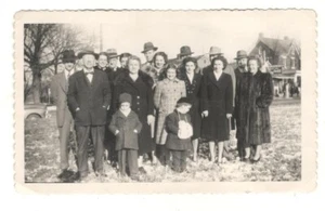 Vintage Foto große Familiengruppe Pose am Weihnachtstag 1940er Fundkunst DST55 - Bild 1 von 2