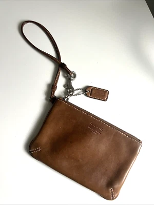 Bolso sin asas Coach vintage de cuero marrón pequeño forrado en C beige Foto 1 de 4