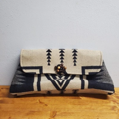 Bolso sin asas plegable de lana The Purse Studio patrón azteca con cierre magnético Foto 1 de 4